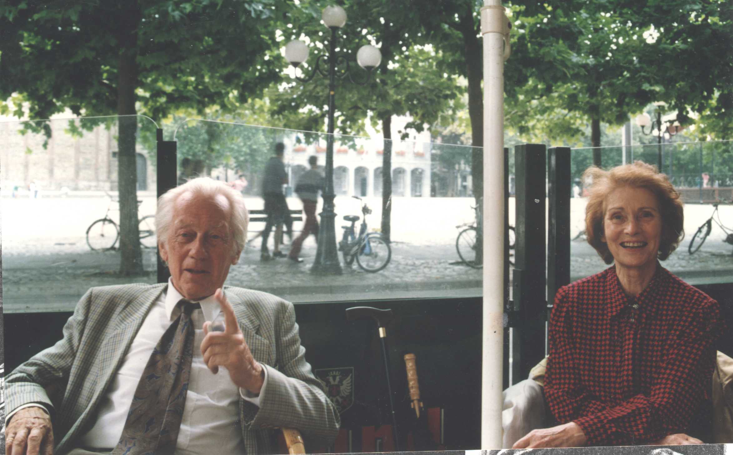 Max Prick van Wely met zijn echtgenote Beatrix op het terras Vrijthof, Maastricht augustus 1992